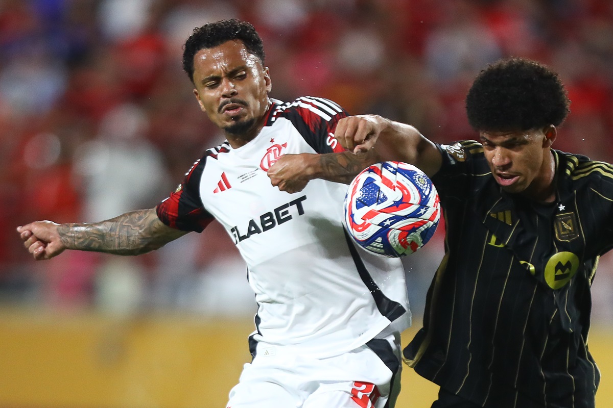 Allan disputa bola com jogador do LAFC em Orlando