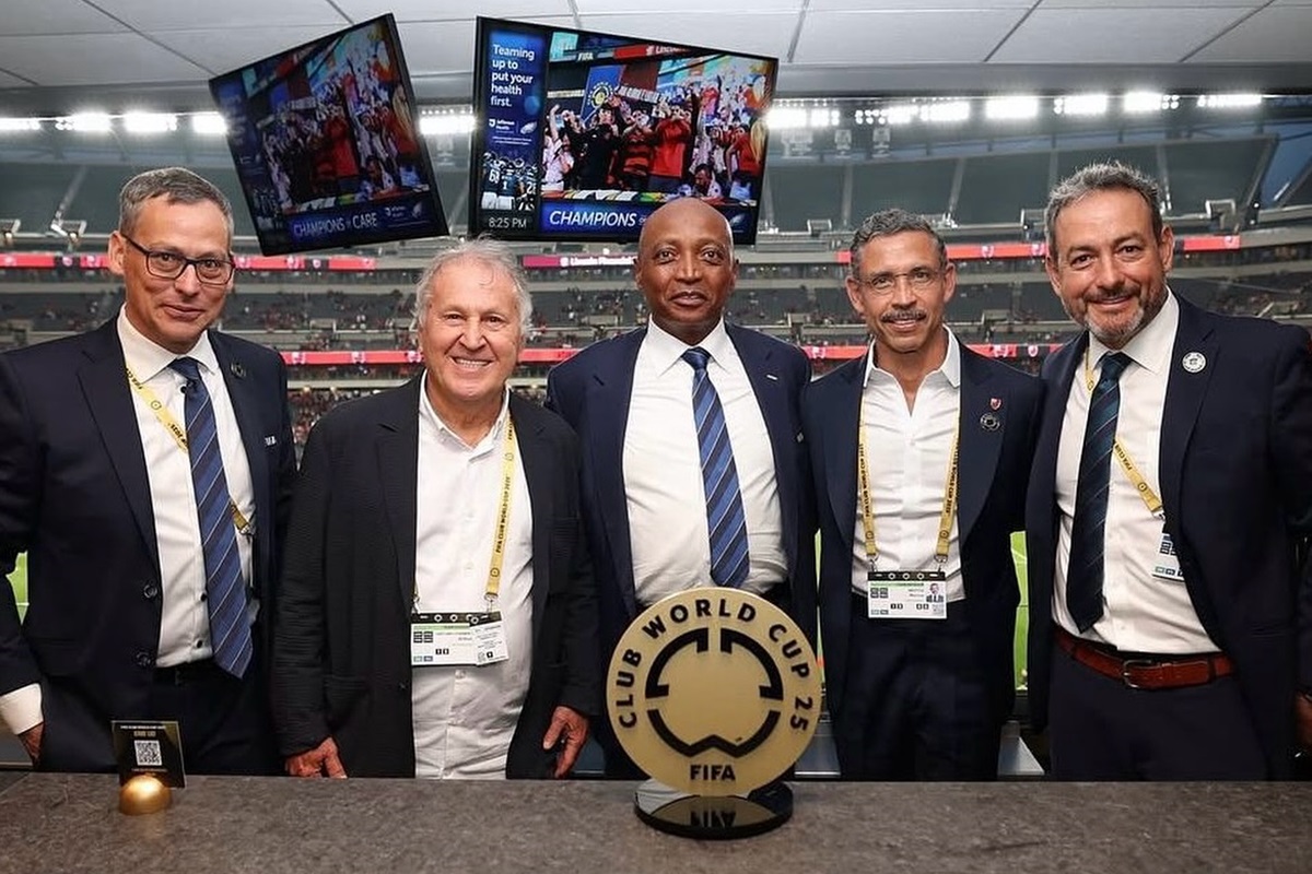 Embaixador do Flamengo, Zico se encontra com dirigentes de alto escalão na Copa do Mundo