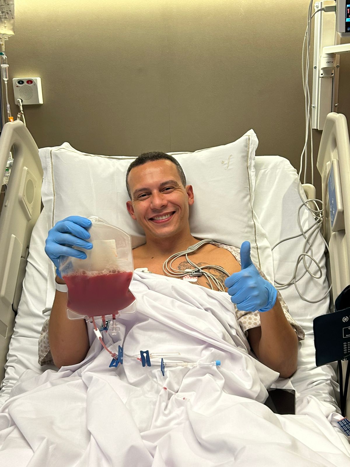 Raphael Athayde segura saco com a medula que será doada
