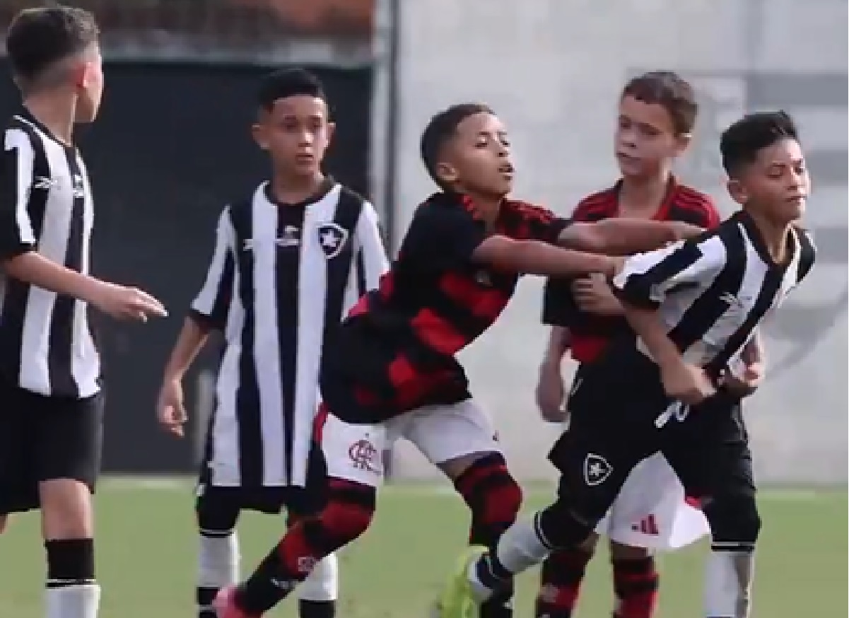 Cria da base do Flamengo viraliza após ser caçado em campo por atletas do Botafogo