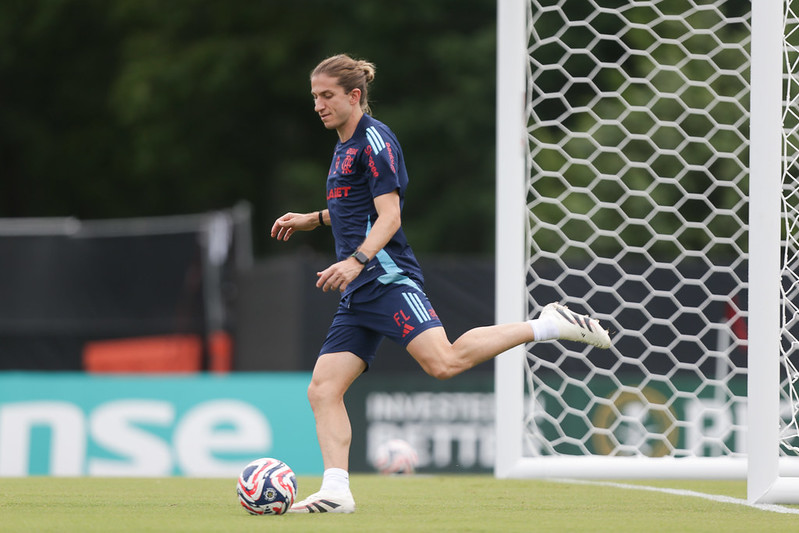 Categoria intacta! Filipe Luís marca gol olímpico em treino do Flamengo; veja