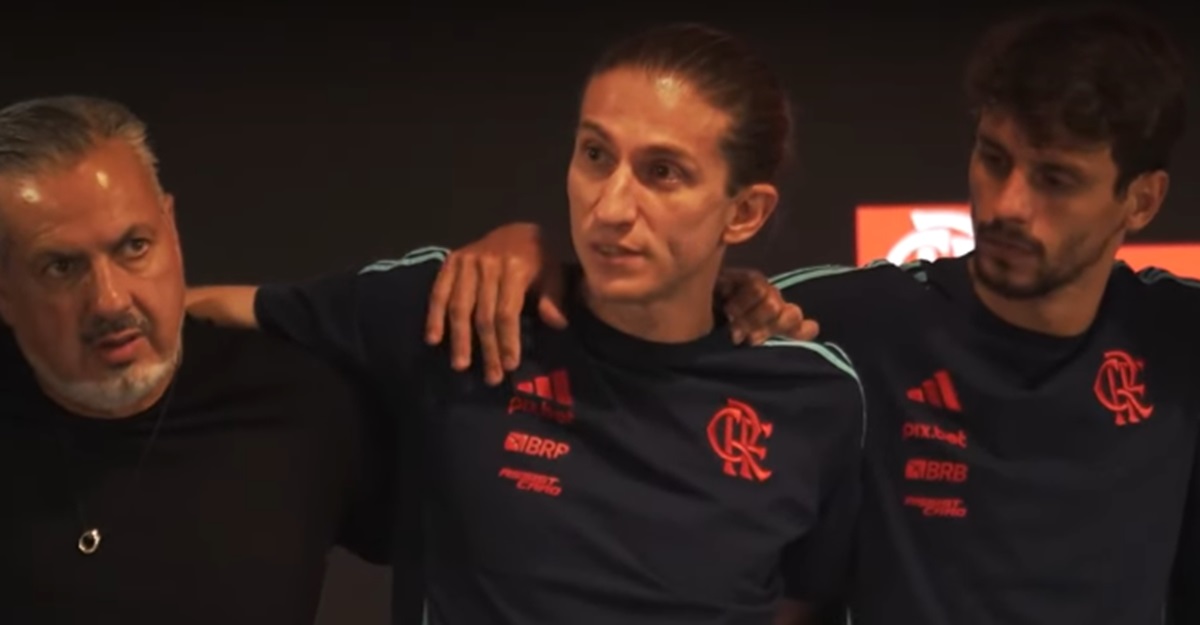 Filipe Luís faz discurso ao lado de Boto e Rodrigo Caio no vestiário