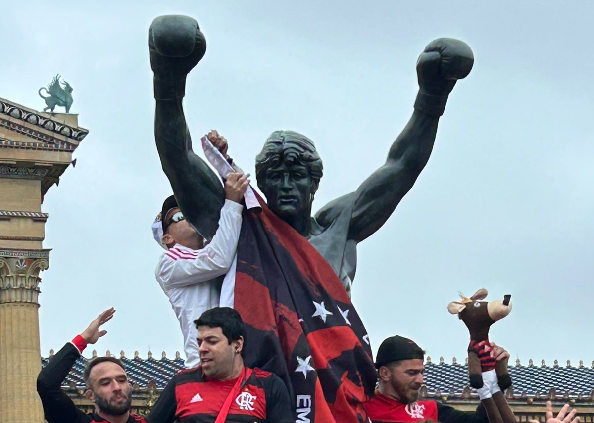Torcida do Flamengo transforma estátua do Rocky Balboa em Maracanã antes da estreia na Copa do Mundo de Clubes