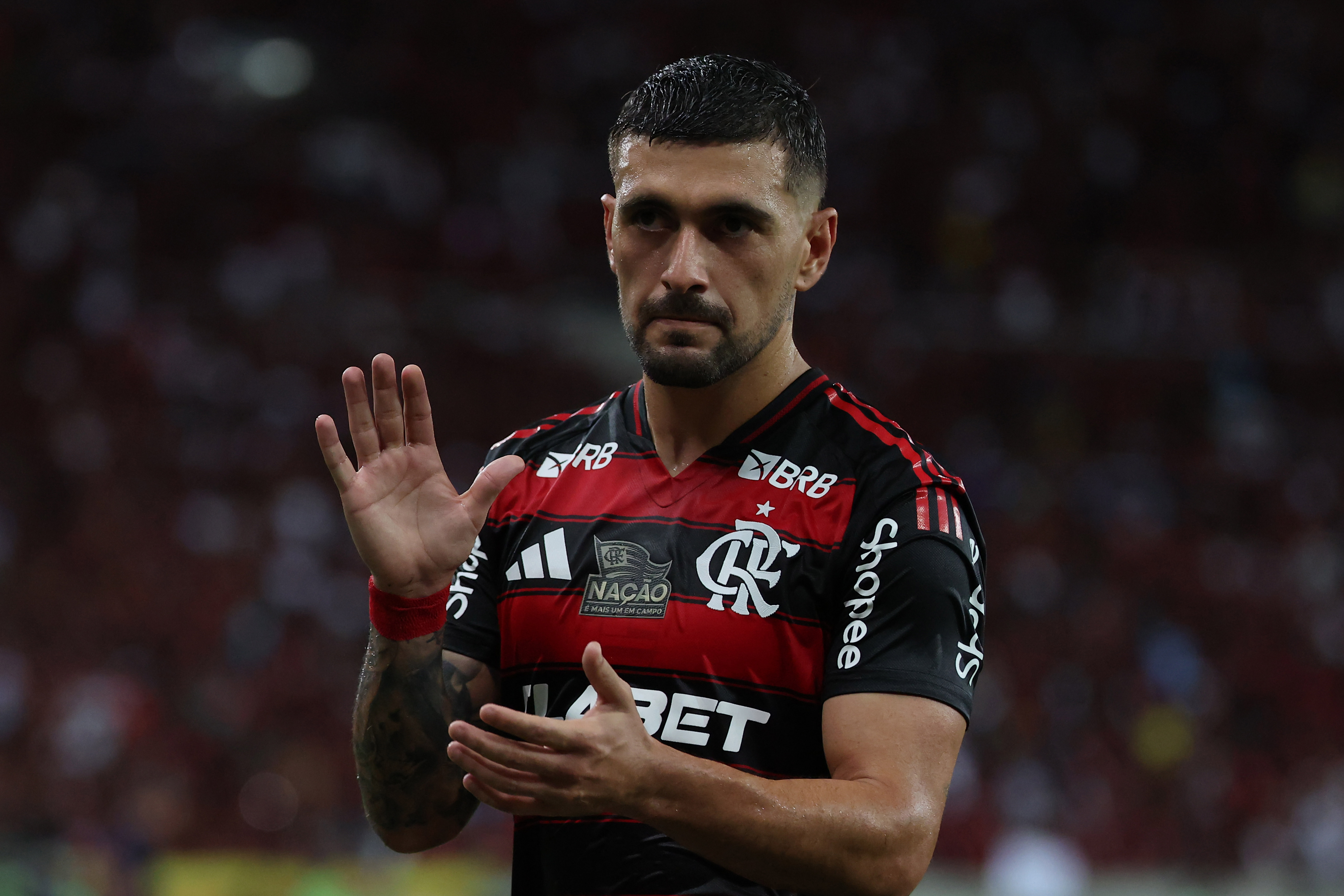 Arrascaeta agita torcida do Flamengo com postagem no twitter