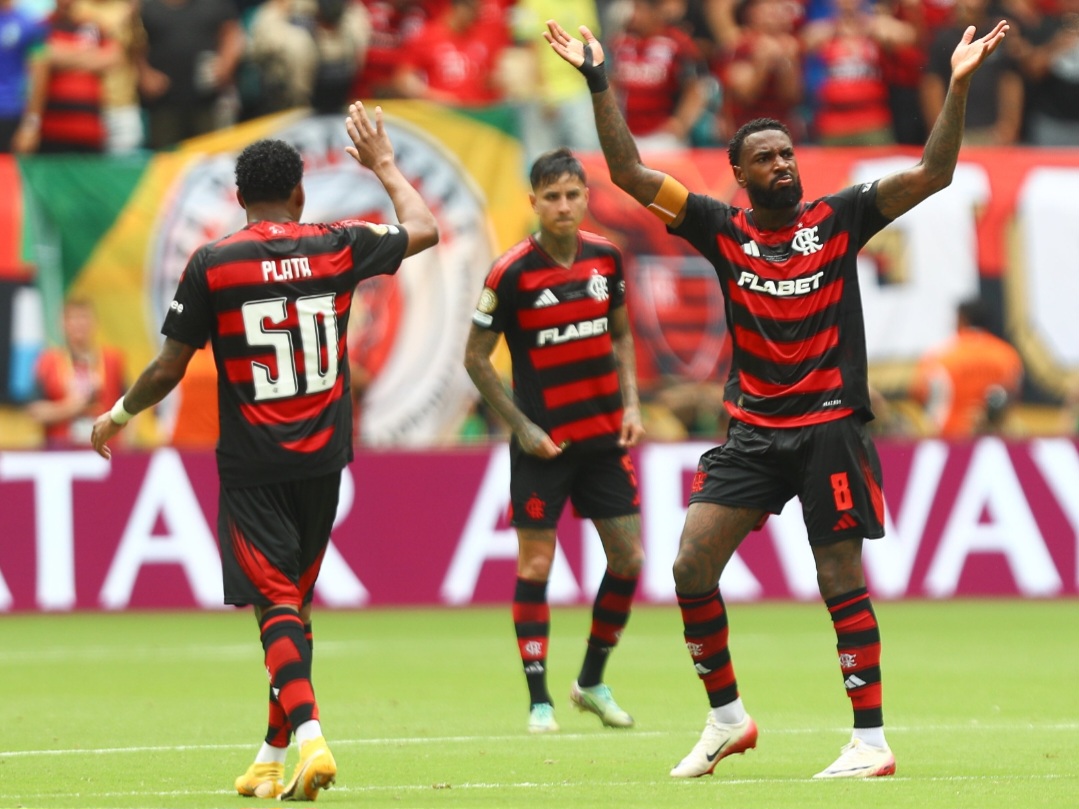 'Futebol lindo' e 'ganhou um torcedor': estrangeiros se rendem ao Flamengo