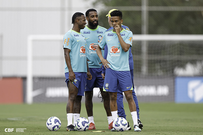 Ancelotti e Gerson conversam bastante em treino da Seleção Brasileira
