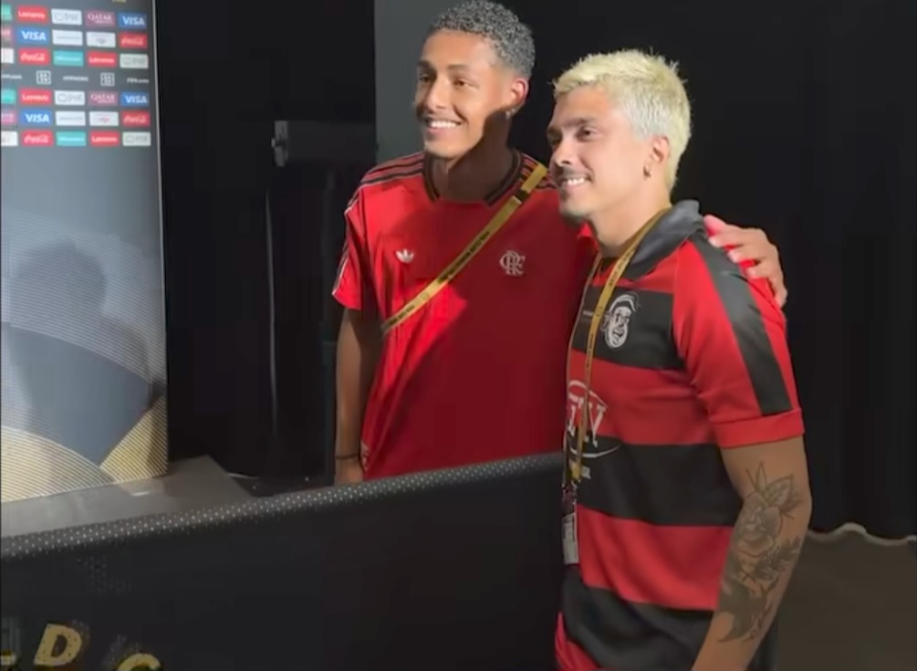 João Victor 'ignora' Diego Alves, tieta Chico Moedas e vira meme