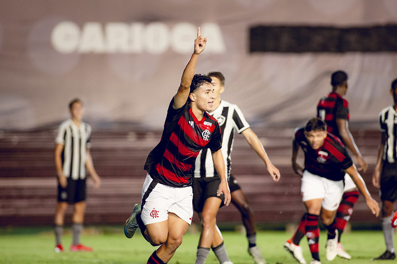 Flamengo assina primeiro contrato profissional com joia da base e estipula multa de R$ 315 milhões
