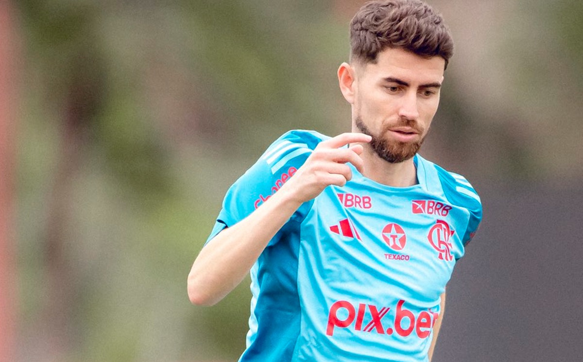 Flamengo dá atenção especial a Jorginho em treino no Ninho do Urubu