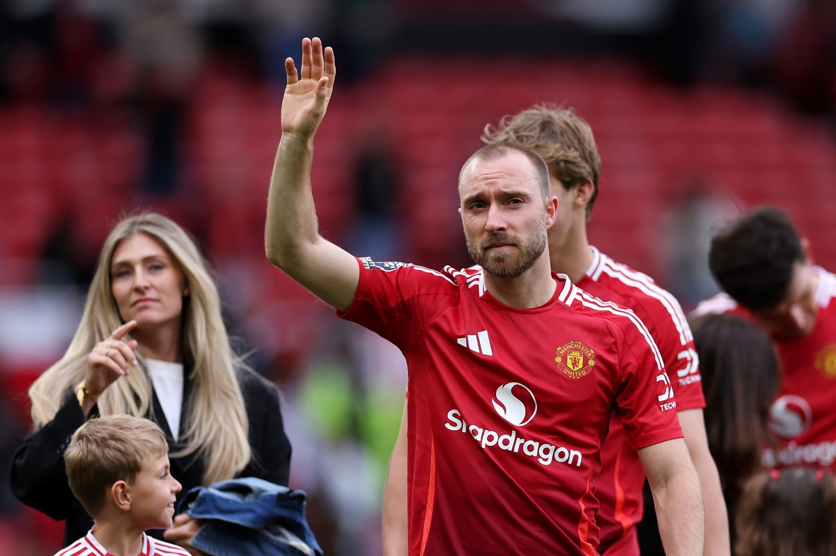 Eriksen se despede da torcida do Manchester United