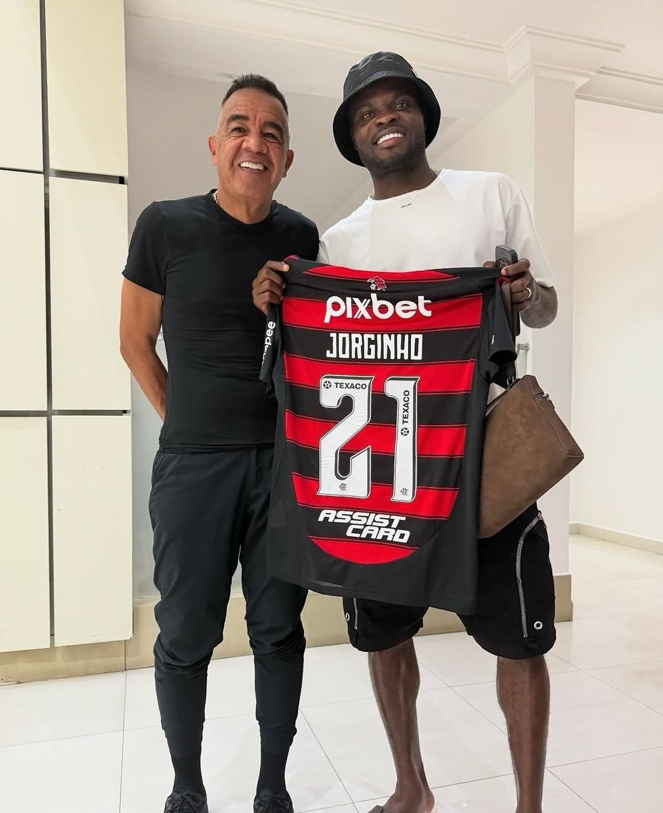 Thomas Partey posa com a camisa do Flamengo
