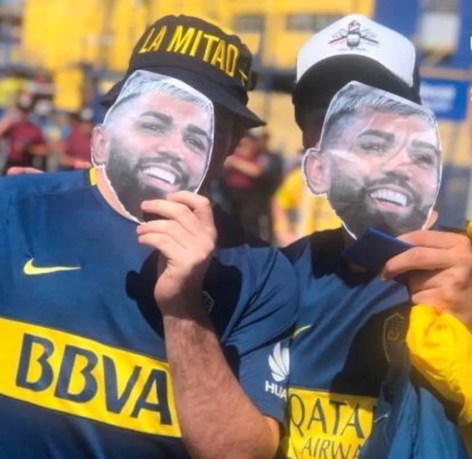 Torcedores do Boca Juniors usando mascara de Gabigol na La Bombonera