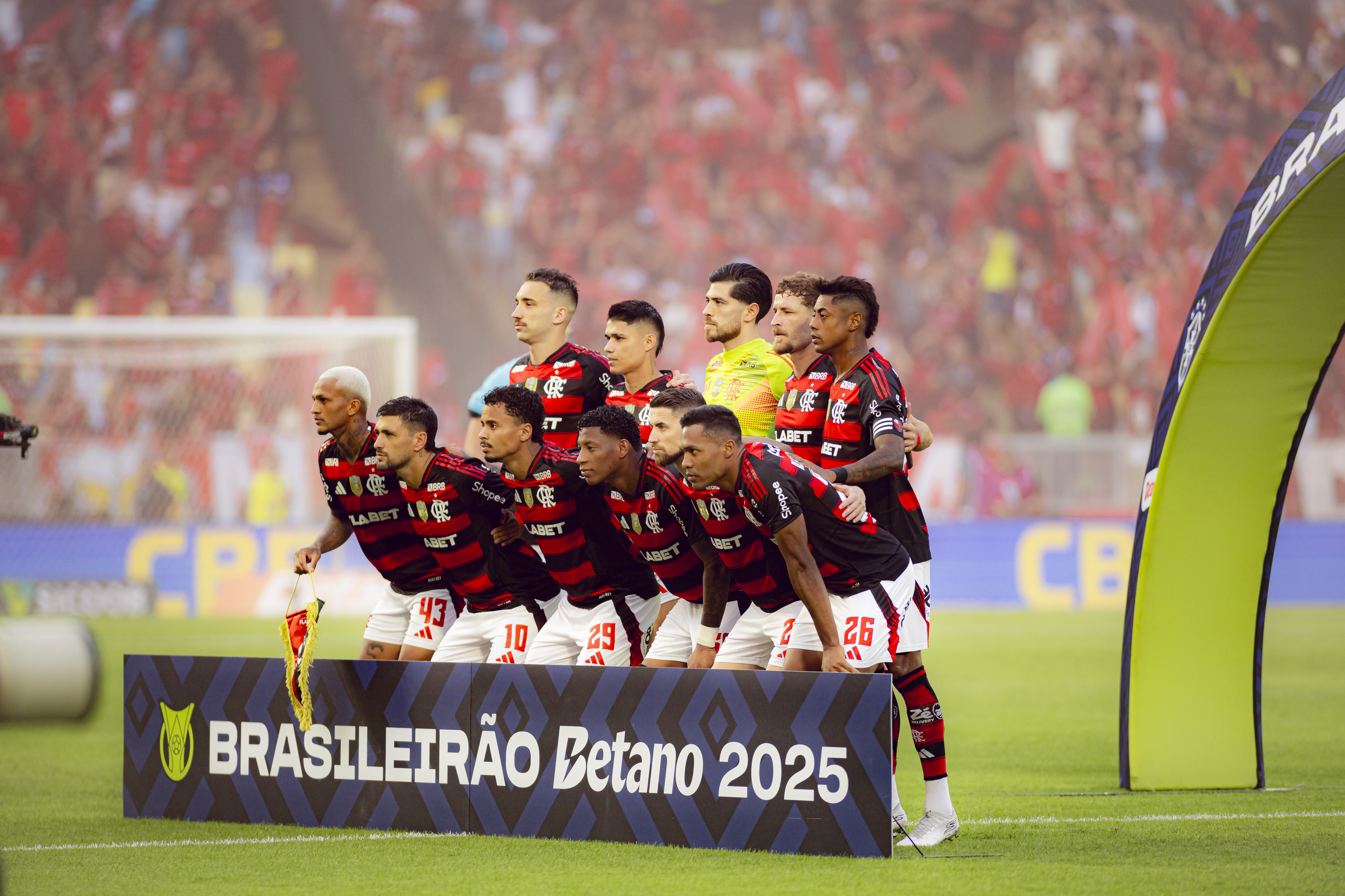 Cicinho aponta o Flamengo como provável vencedor do Brasileirão