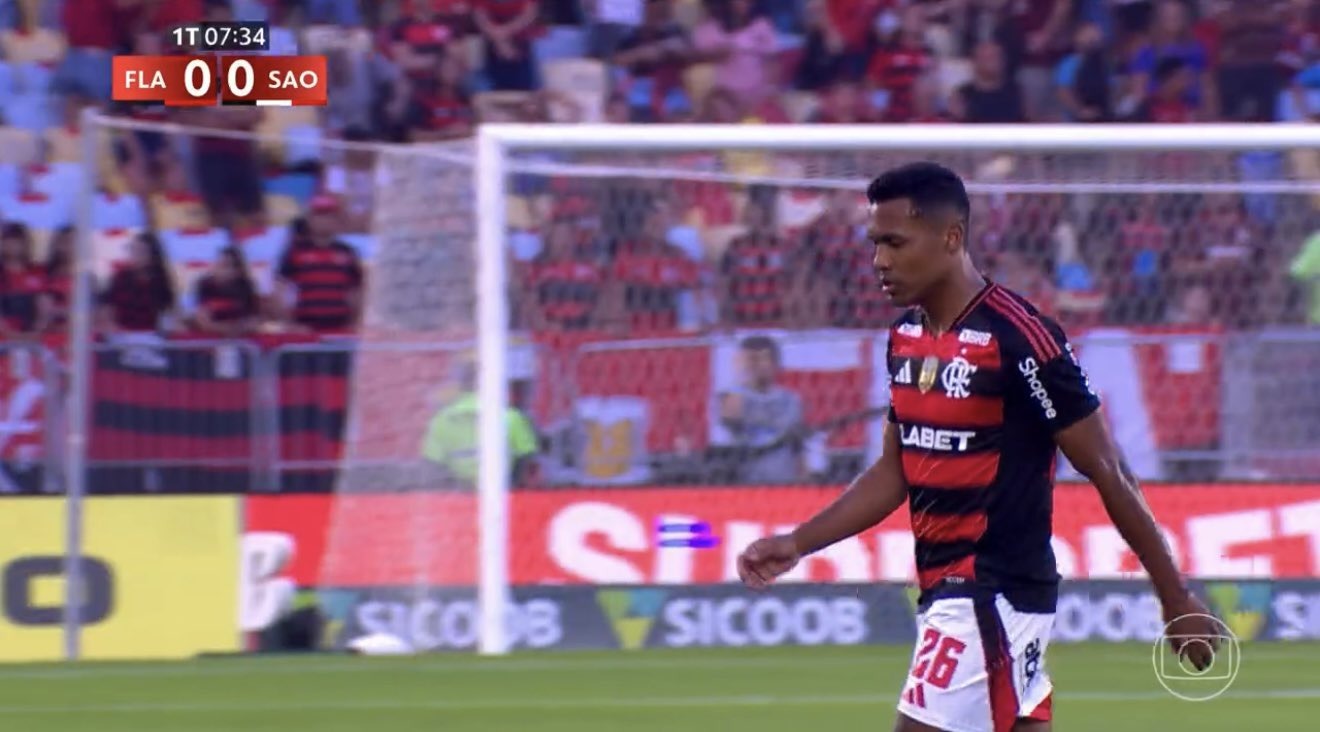 Flamengo x São Paulo: Alex Sandro sente incômodo e é substituído nos primeiros minutos