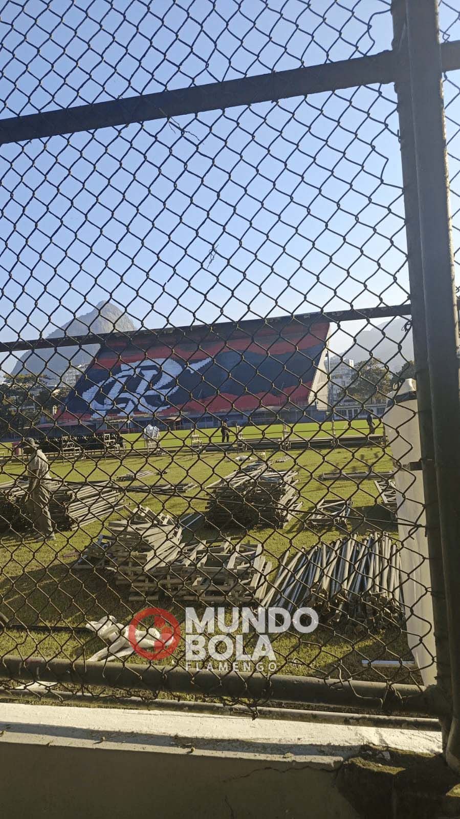 Arquibancada provisória sendo colocada no estádio da Gávea
