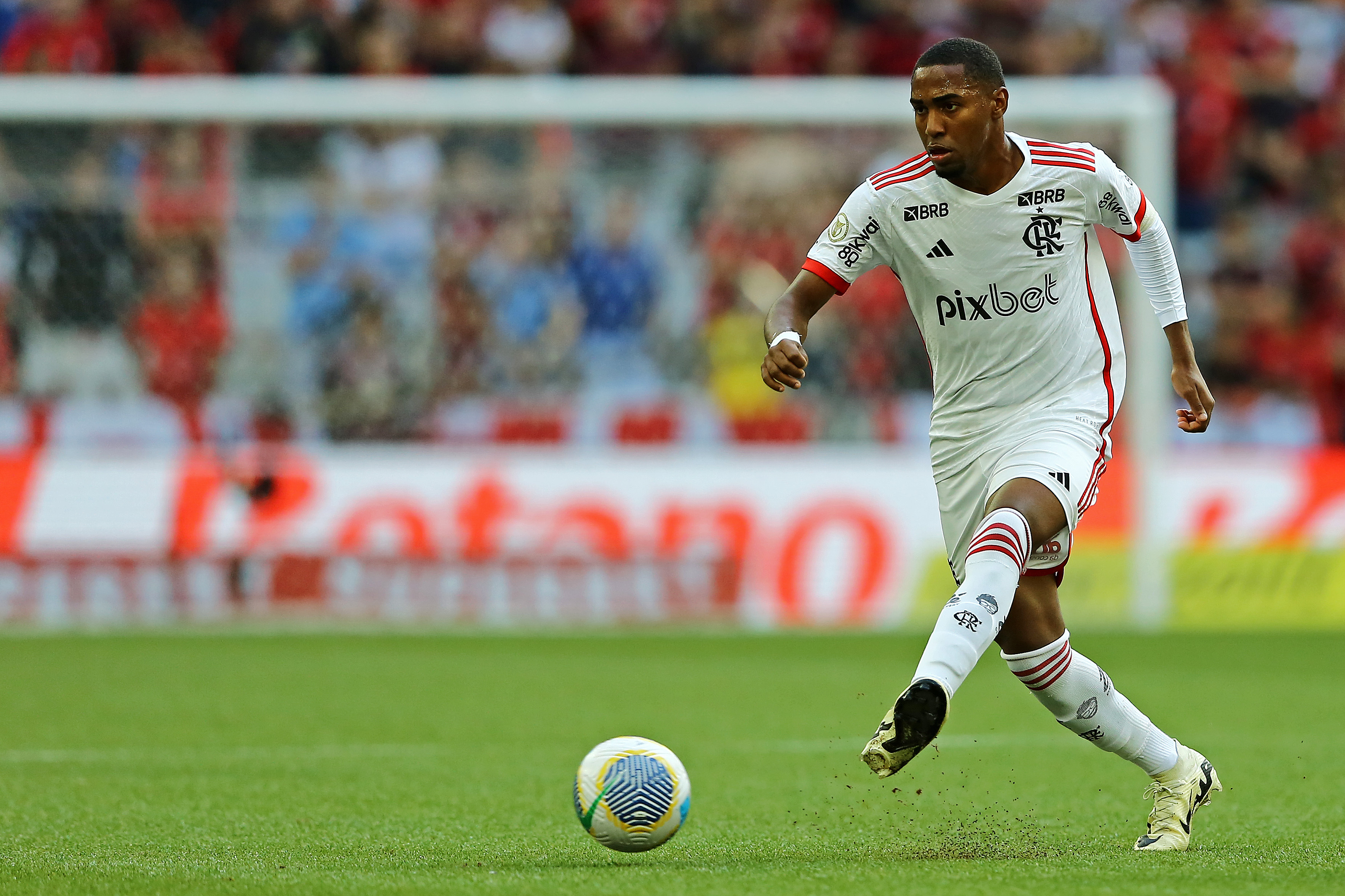 Pisa propõe empréstimo, mas Flamengo quer venda definitiva de Lorran; informa Venê Casagrande