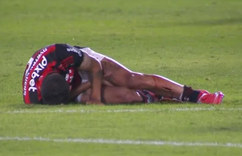 Corte impressionante na canela tira Ayrton Lucas de Flamengo x São Paulo