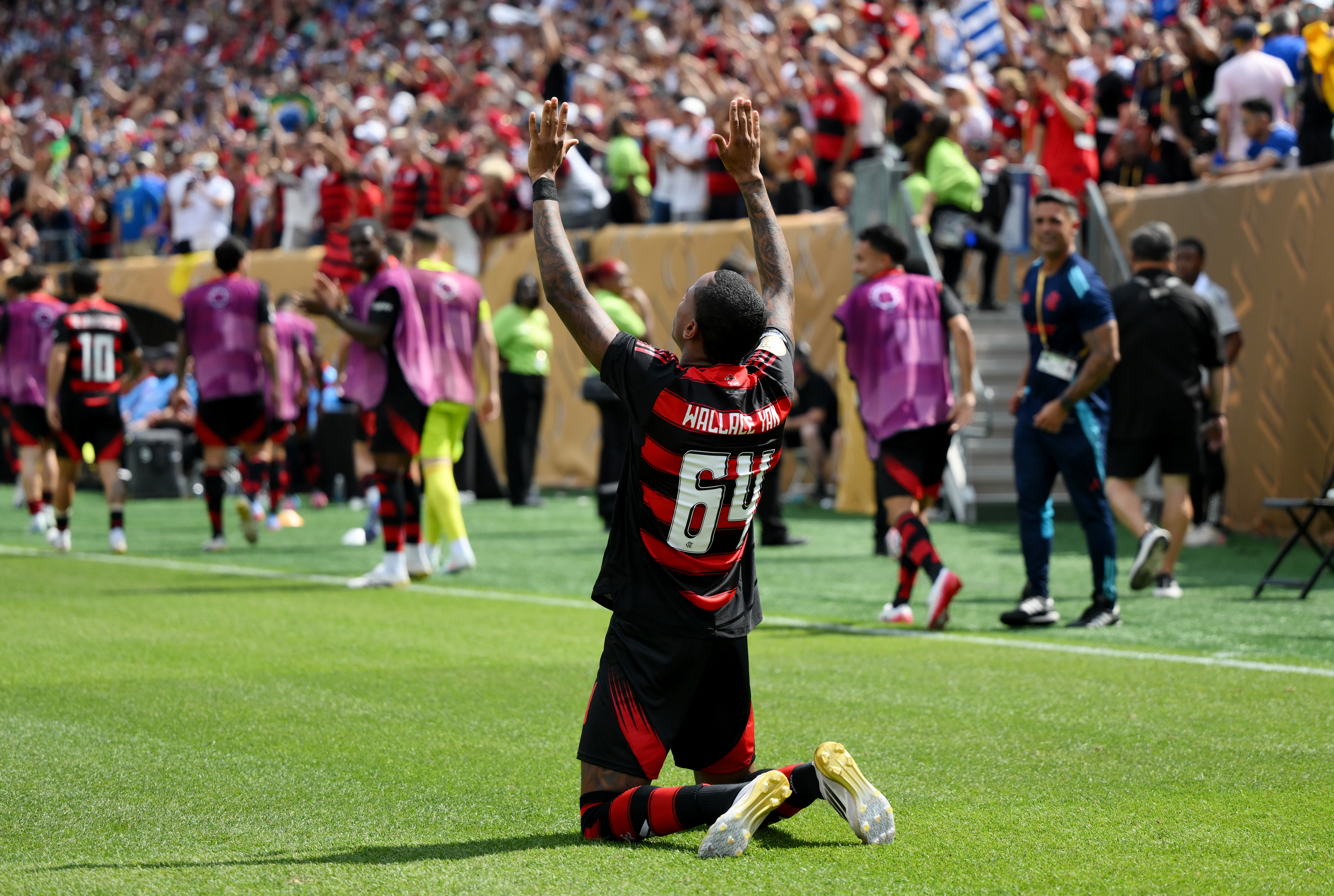 Após especulações de possível venda, jornalista dá resposta 'final' sobre futuro de Wallace Yan no Flamengo