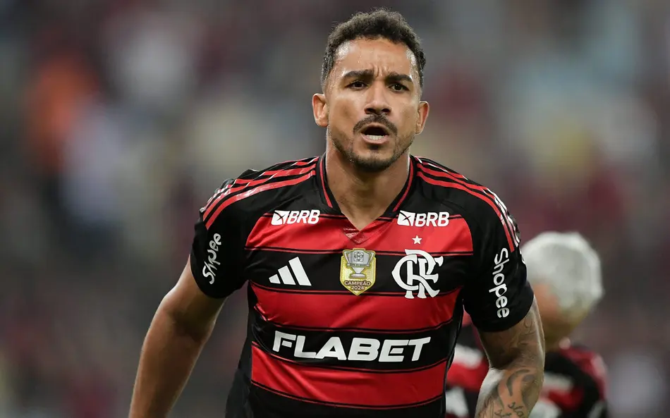 Danilo deixa o campo com dores e preocupa o Flamengo