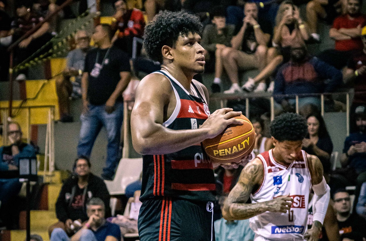 FlaBasquete anuncia renovação de contrato com destaque da temporada