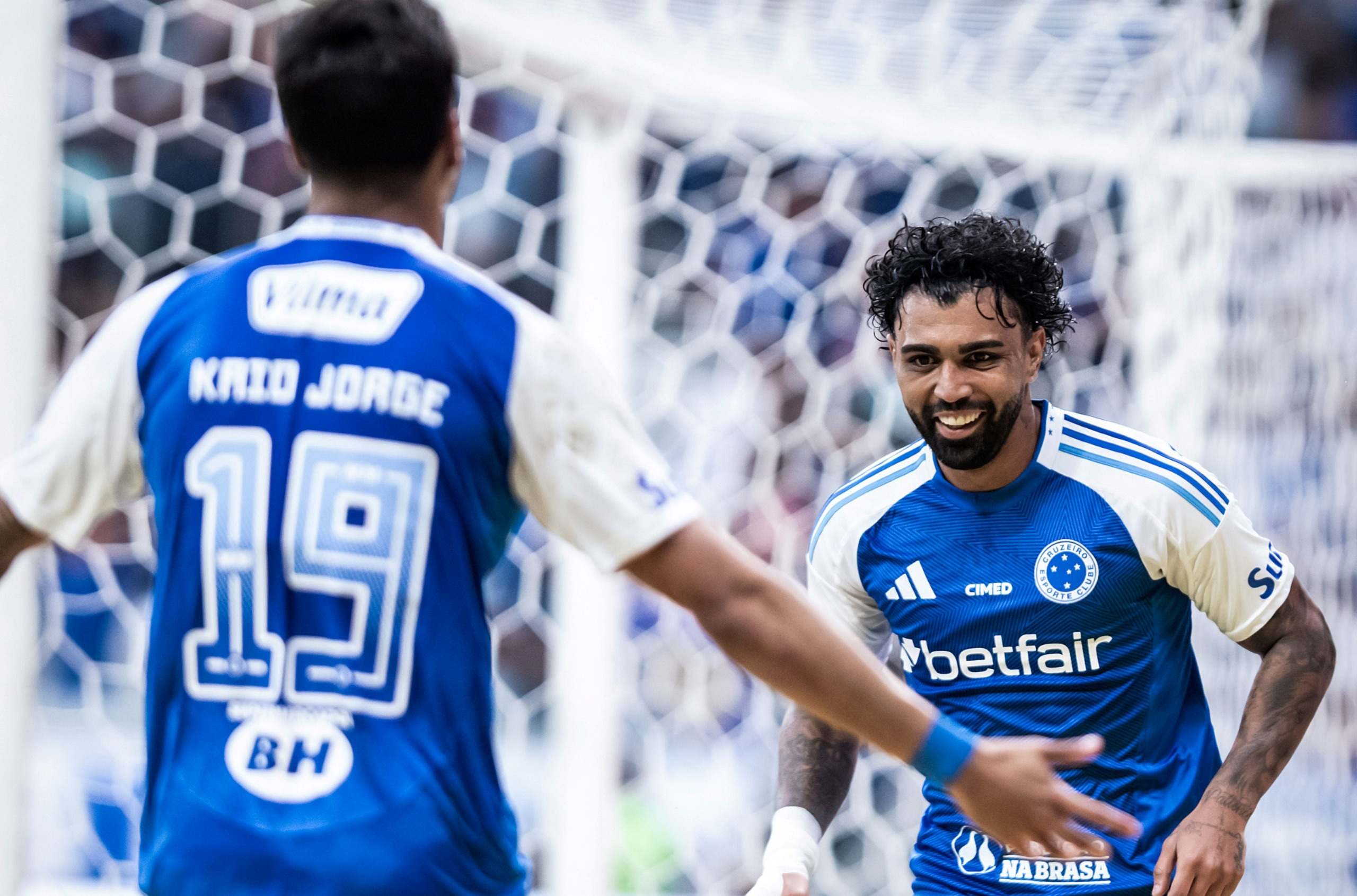 Gabigol brilha, Cruzeiro vence, e pressiona Flamengo
