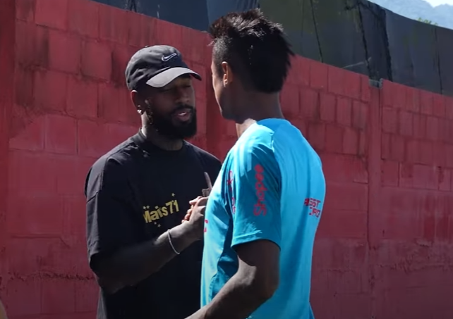 Depois de saída fria, Gerson vai ao Ninho do Urubu e se despede do elenco do Flamengo