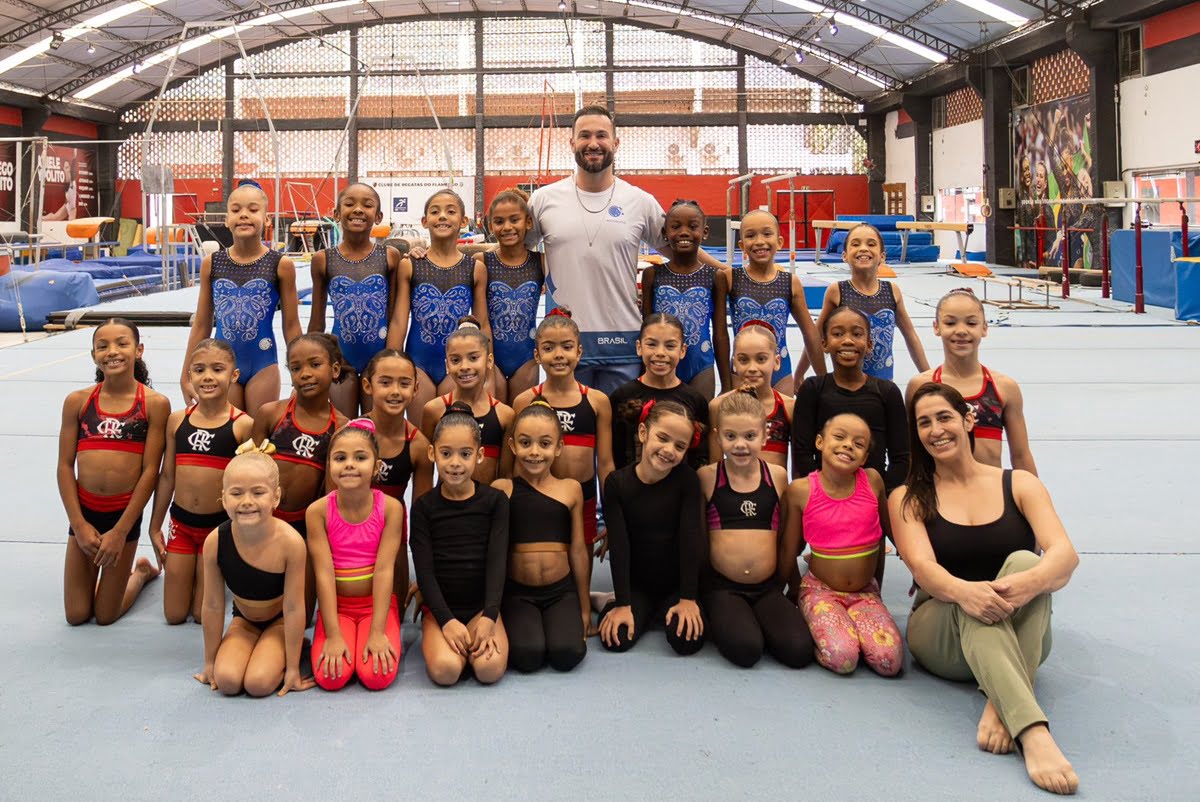 Crianças da base do Flamengo recebem visita de irmãos Hypolito na Gávea