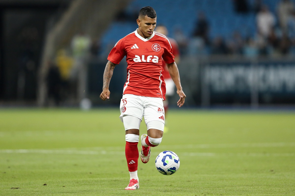 Braian Aguirre controla a bola e observa o jogo em partida do Internacional