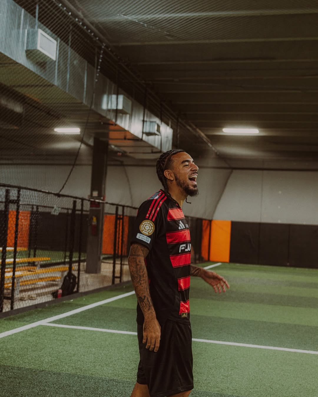 Malo Gusto, do Chelsea, aparece com camisa do Flamengo e agita torcedores