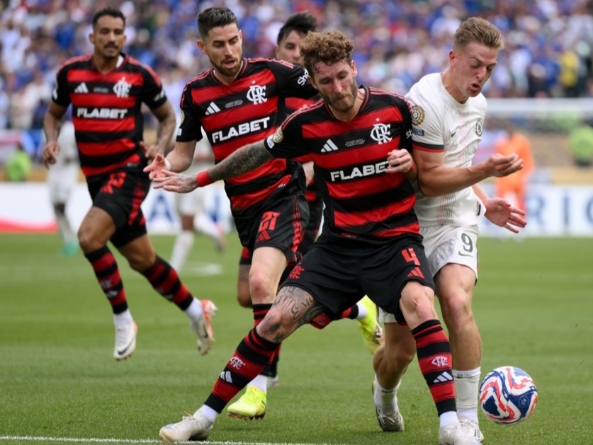 Léo Pereira marcando Delap em Flamengo x Chelsea