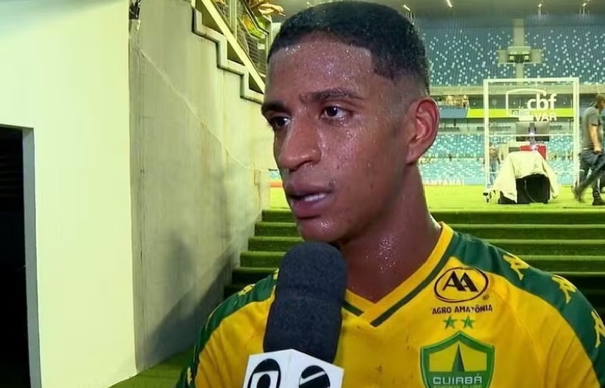 Cria do Flamengo é expulso em baile do Goiás sobre Cuiabá