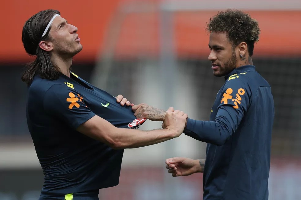 Neymar brinca com Filipe Luís antes do jogo e cena viraliza nas redes