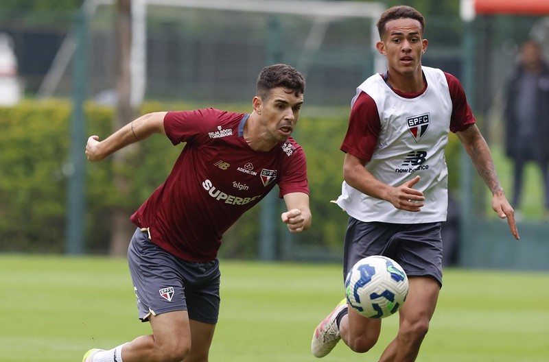 São Paulo testa formação com 3 zagueiros para enfrentar o Flamengo