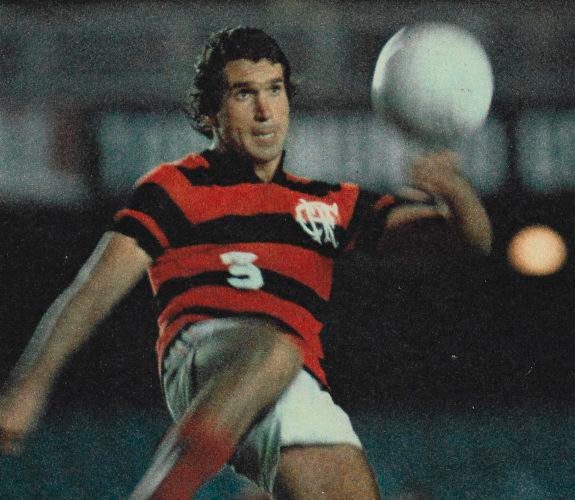 Rondinelli em campo pelo Flamengo na década de 70