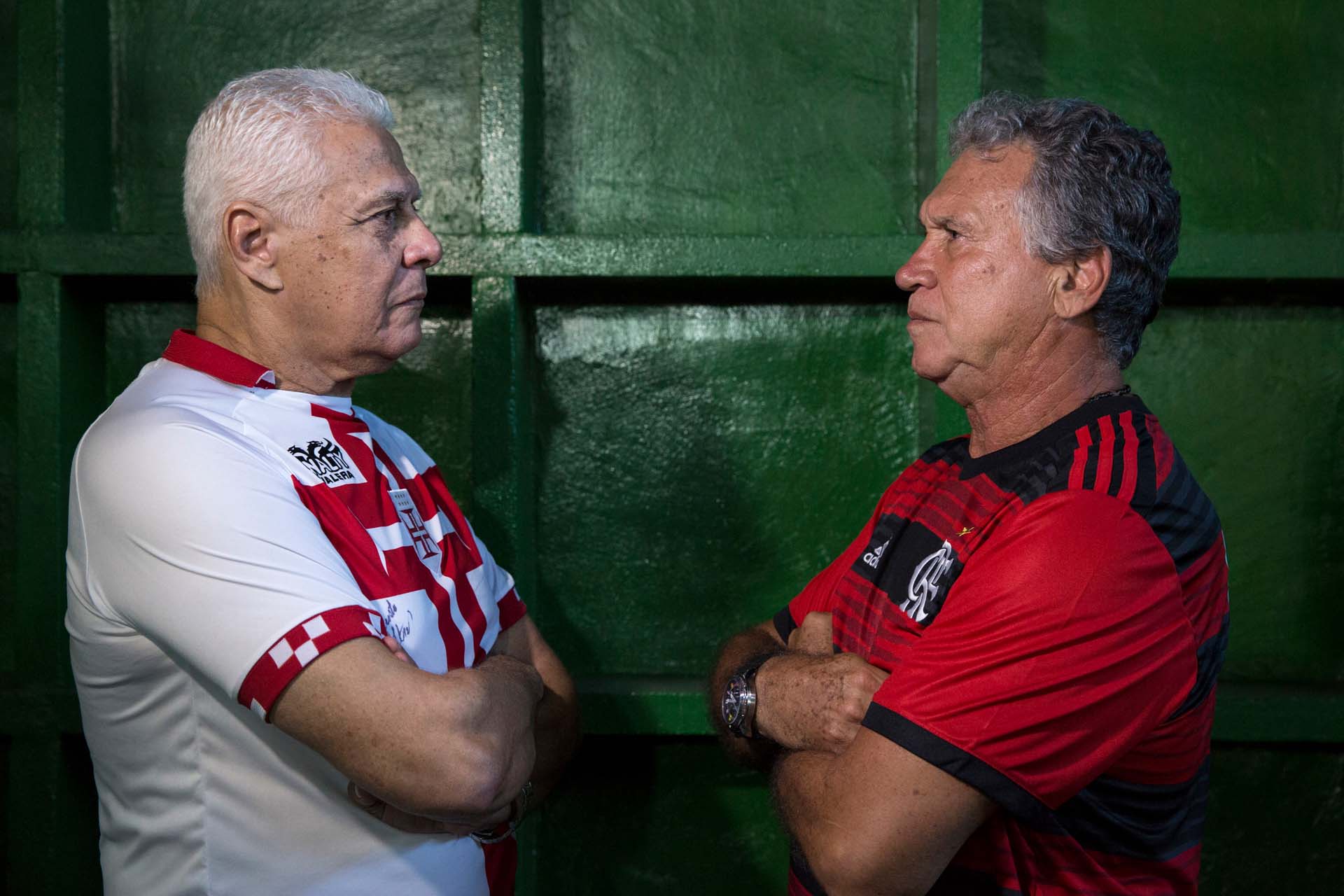 Rondinelli e Roberto Dinamite se encarando
