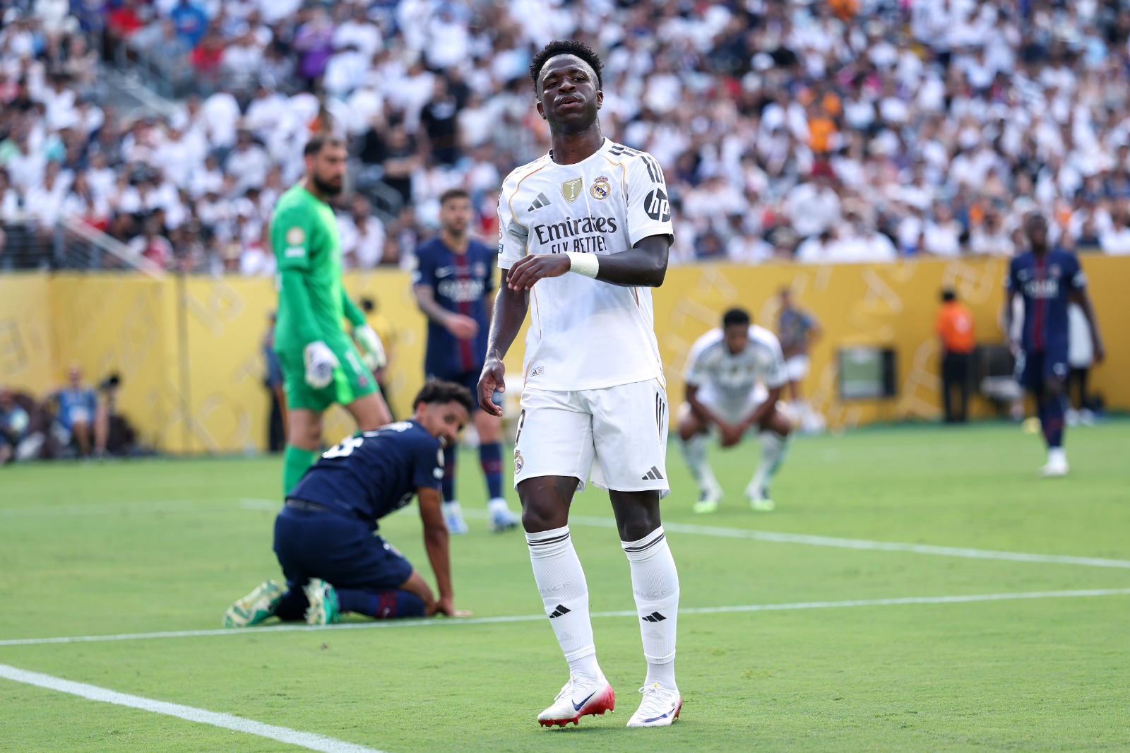 Vinicius Junior #7 do Real Madrid C.F. reage após uma chance perdida durante a partida da semifinal da Copa do Mundo de Clubes da FIFA 2025 entre Paris Saint-Germain e Real Madrid CF no MetLife Stadium em 9 de julho de 2025 em East Rutherford, Nova Jersey