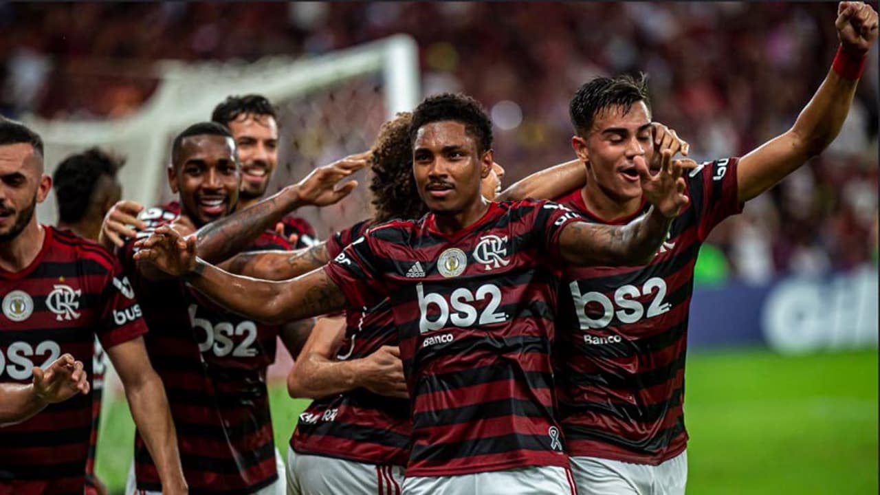 Corinthians avalia contratação de jogador multicampeão pelo Flamengo