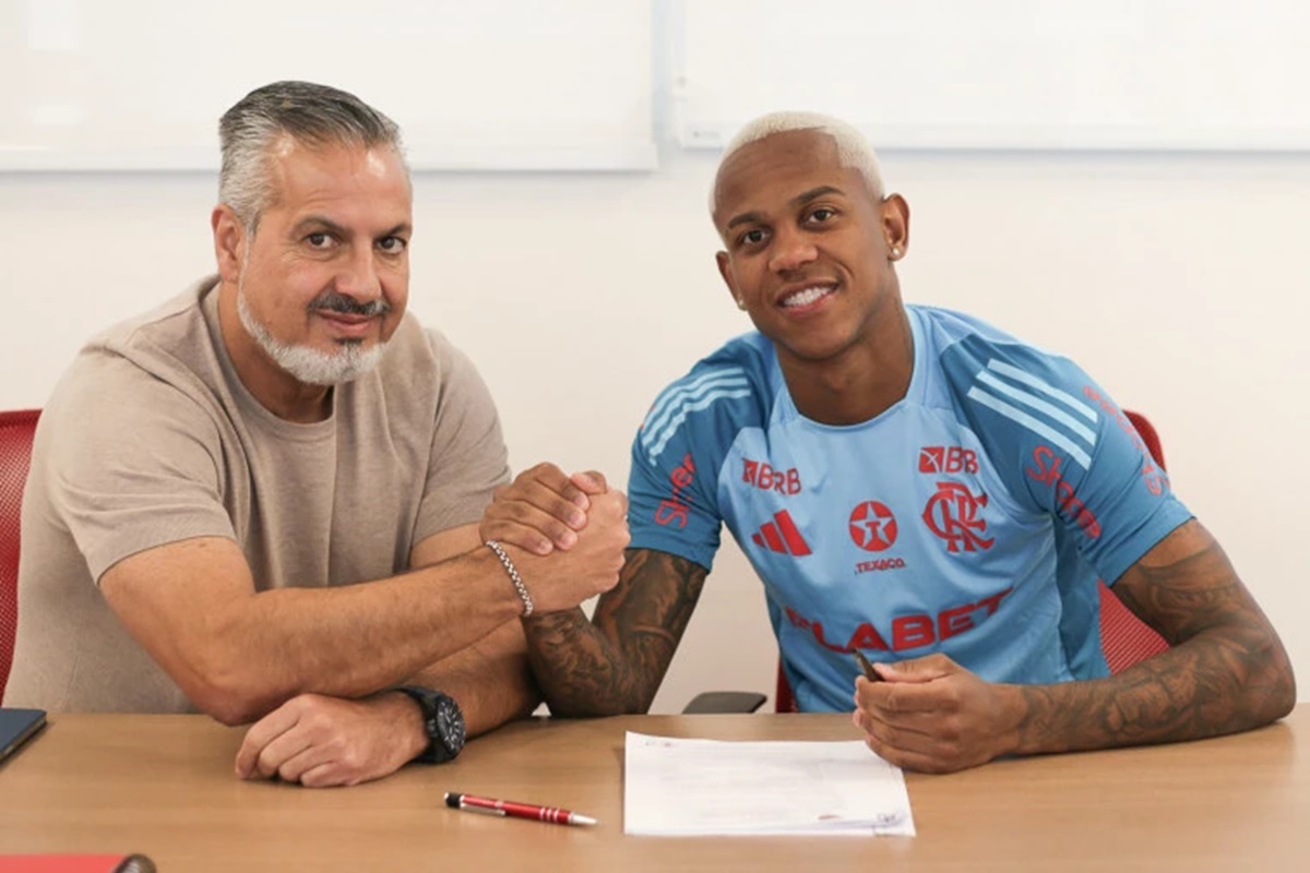 Flamengo premia Wallace Yan com reajuste salarial após início meteórico