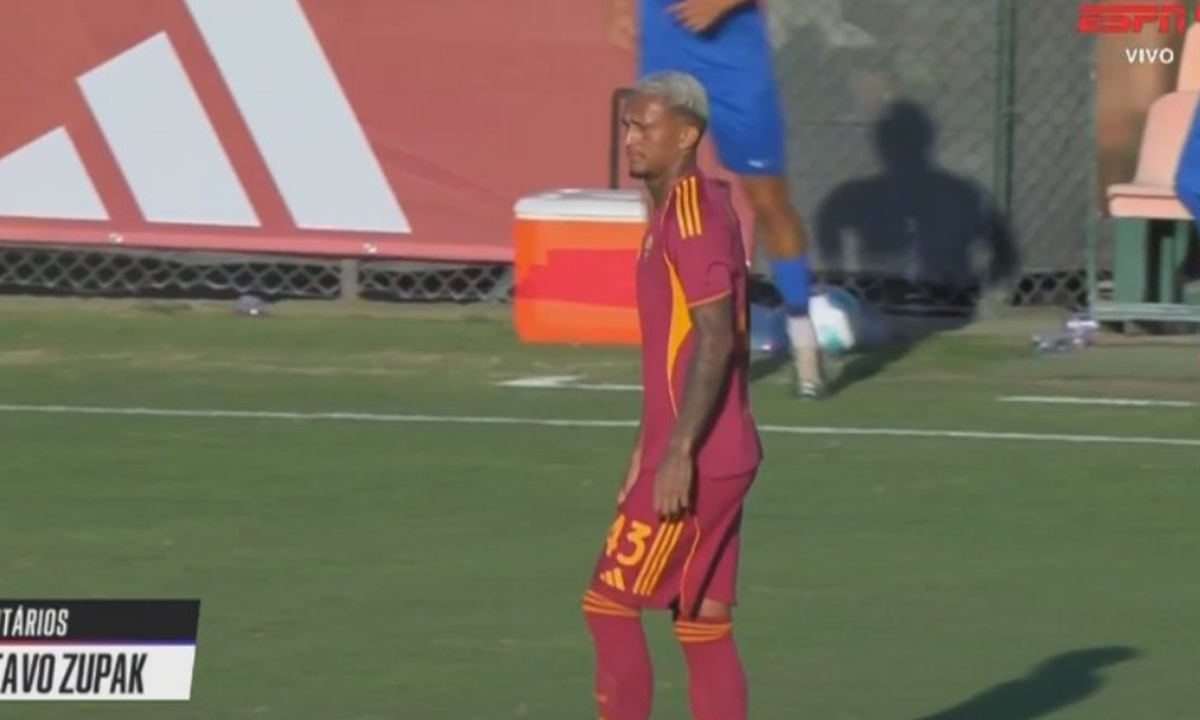 wesley em campo pela roma da itália