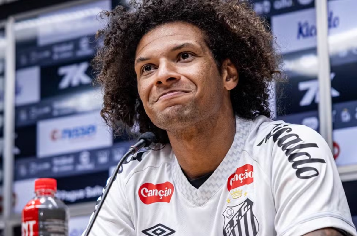 Willian Arão cita Flamengo em apresentação no Santos e faz promessa