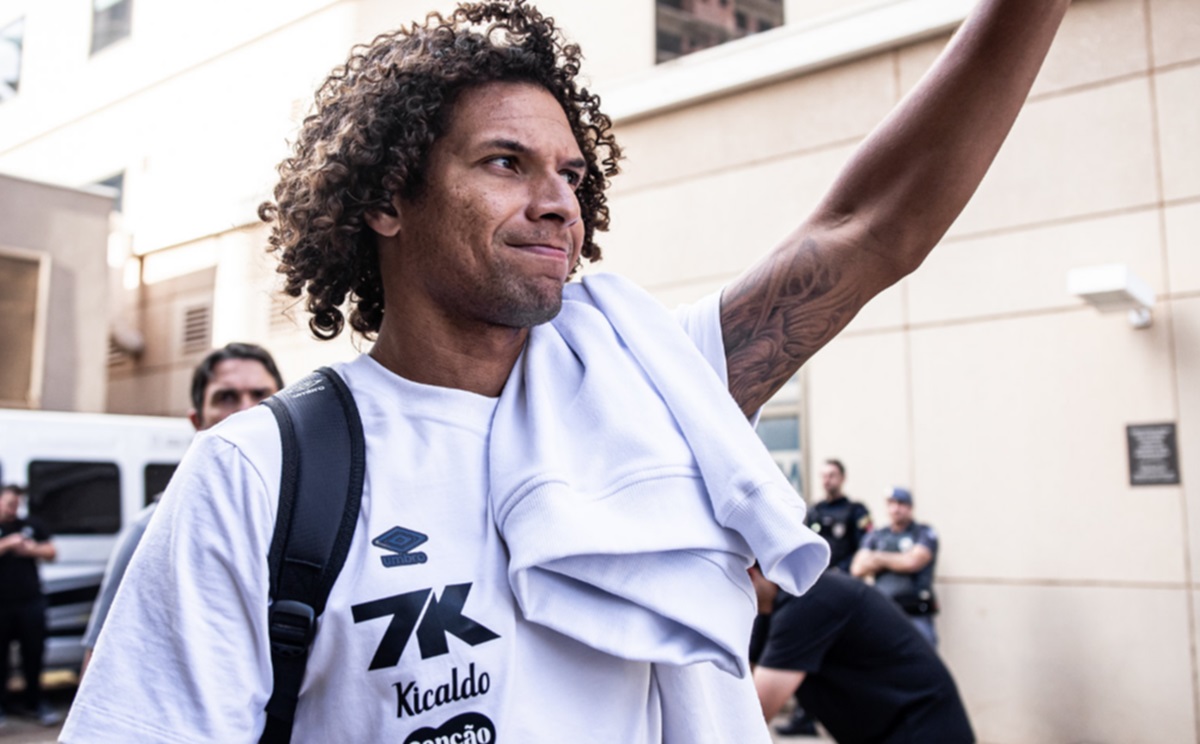 Arão assiste do banco show de ex-Flamengo pelo Mirassol