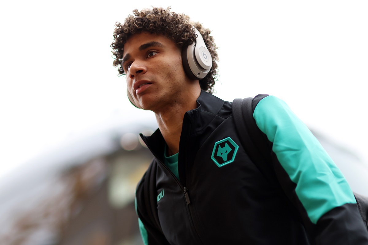 Pedro Lima chega usando fones para jogo do Wolves