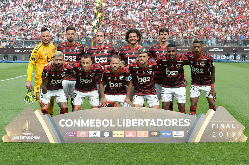 Time do Flamengo que foi campeão da Libertadores 2019 perfilado para foto antes do início da partida em Lima