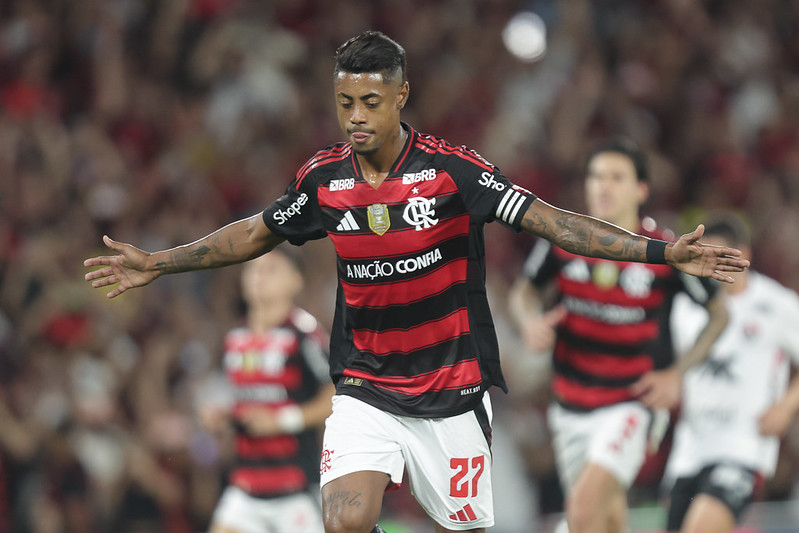 Bruno Henrique corre de braços abertos para comemorar gol pelo Flamengo contra o Vitória