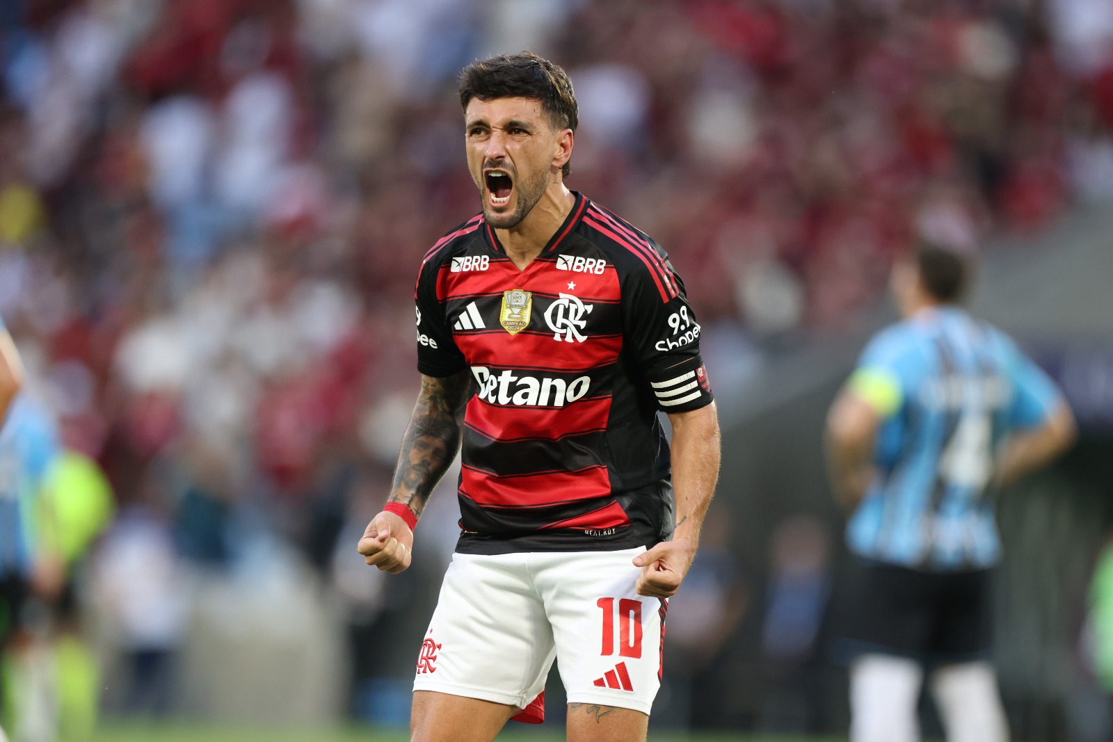De Arrascaeta comemora após marcar o primeiro gol de sua equipe durante a partida entre Flamengo e Grêmio, pelo Brasileirão 2025, no Estádio do Maracanã, em 31 de agosto de 2025, no Rio de Janeiro, Brasil.