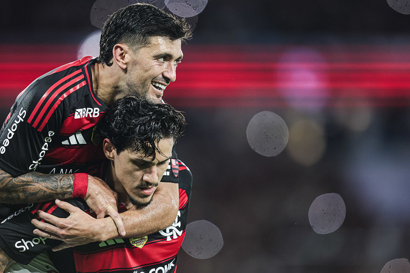 Arrascaeta nas costas de Pedro para comemora gol em Flamengo x Vitória