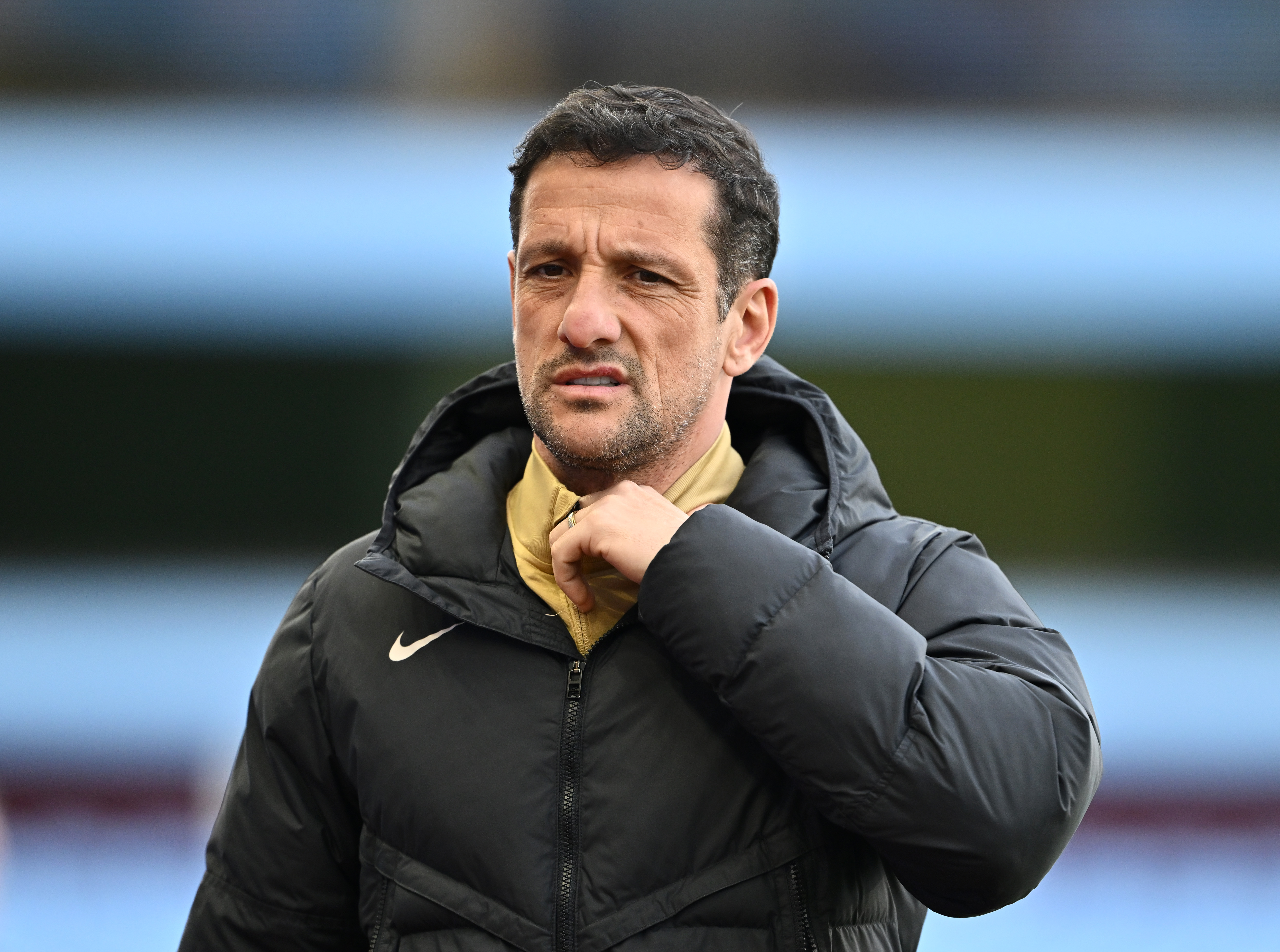 Juliano Belletti, treinador do FC Barcelona, observa antes da partida da Liga Jovem da UEFA, oitavas de final, no Villa Park em 04 de março de 2025, em Birmingham, Inglaterra.
