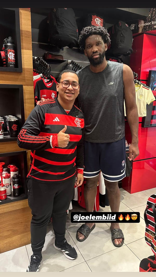 Joel Embiid ao lado de torcedor do Flamengo em uma loja oficial do clube