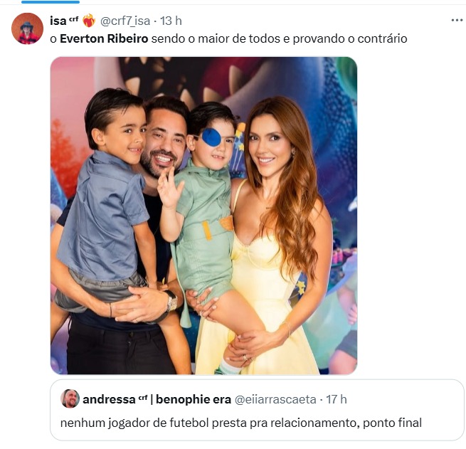 Éverton Ribeiro ao lado da esposa Marília Nery e dos filhos Guto e Emanuel em evento familiar, símbolo de estabilidade e carinho exaltado pela torcida do Flamengo