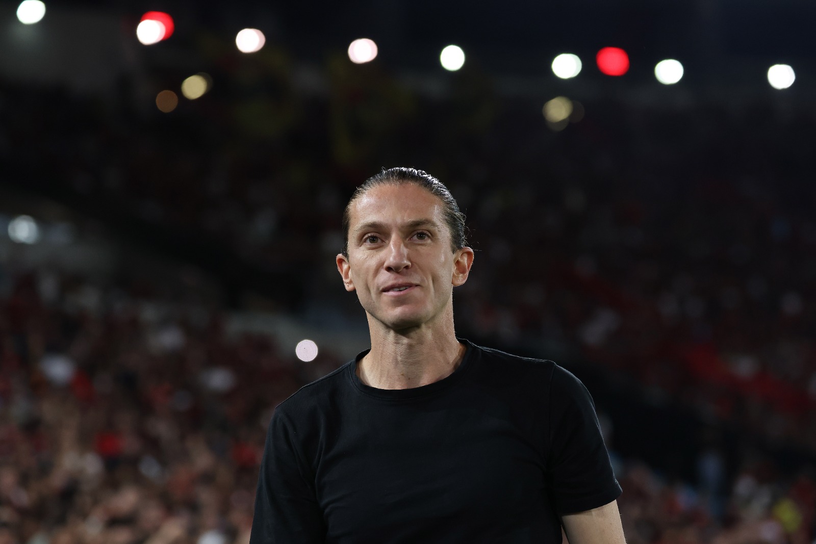 Filipe Luís com sorri na beira do campo do Maracanã antes de jogo do Flamengo